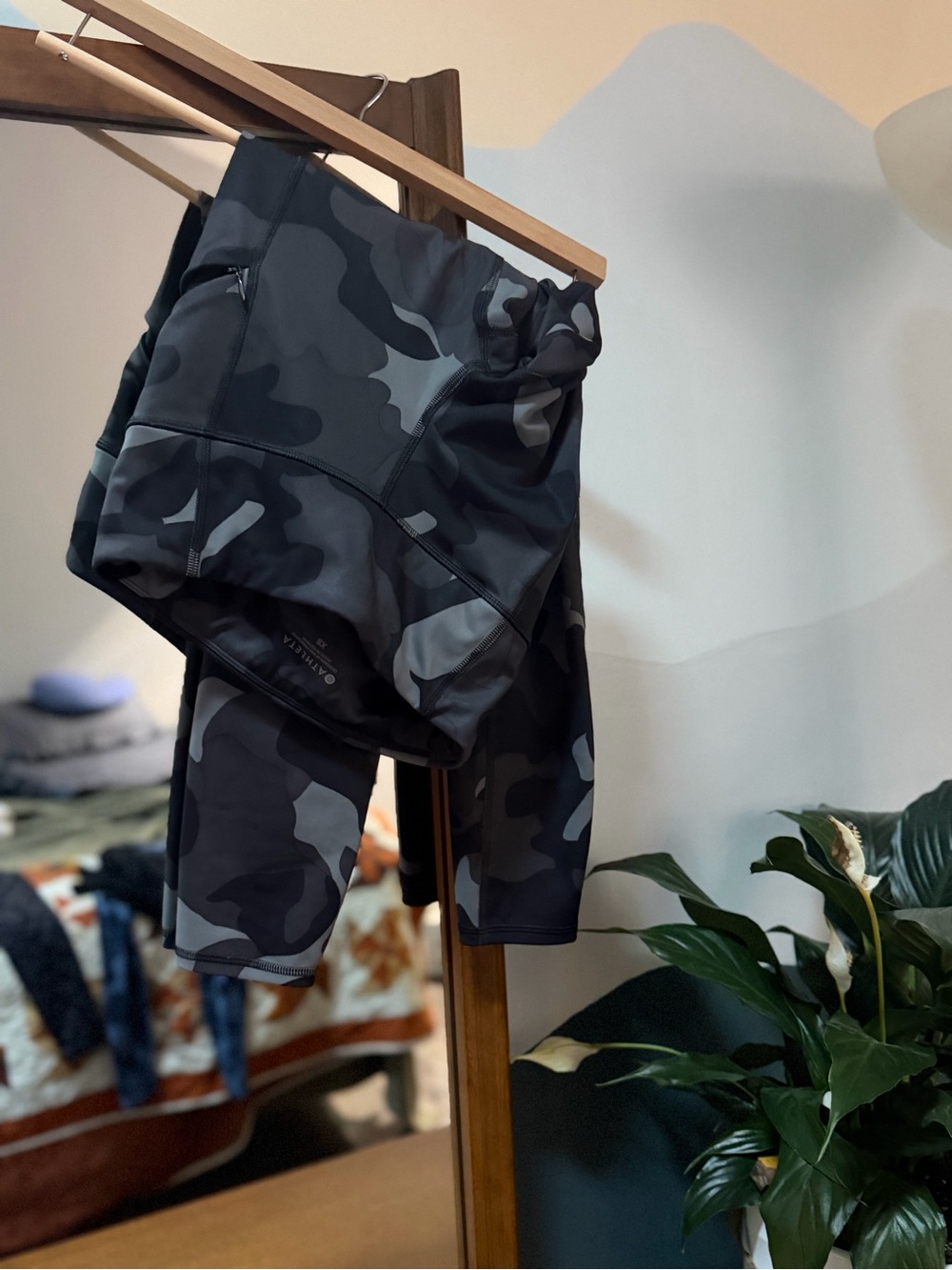 Athleta Camouflage High-Rise Leggings - Gray & Black XS with zipper pockets